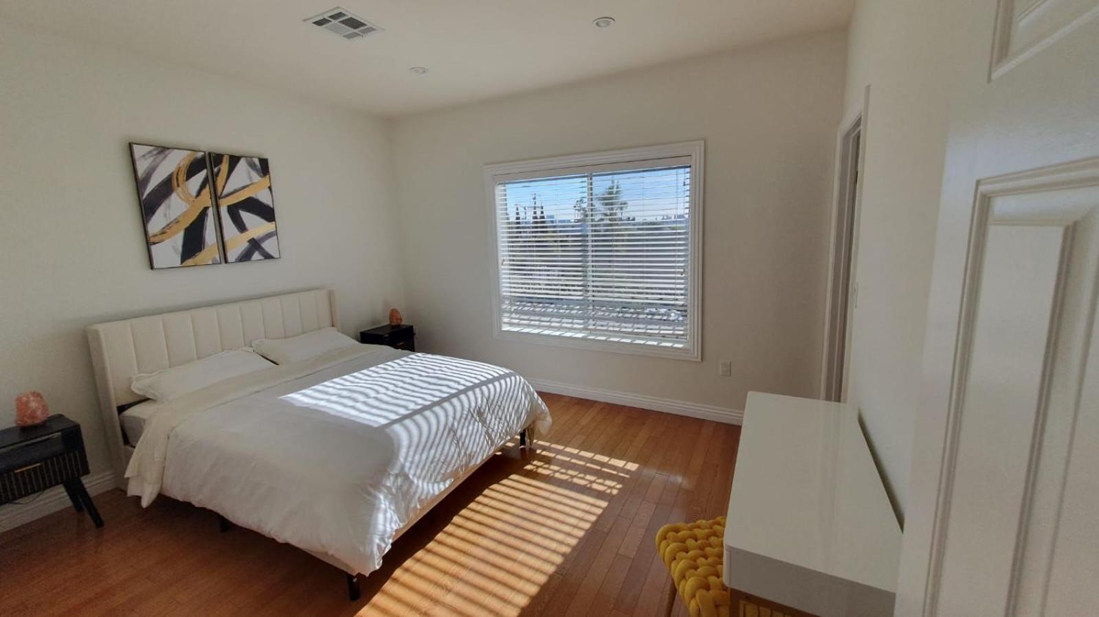 3 Bedroom Hollywood Gem - Los Angeles — Photos 3